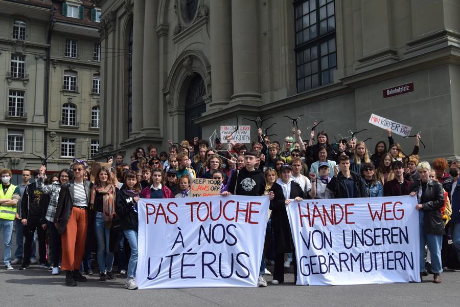 Le rassemblement « Pas touche à nos utérus » réunit 150 personnes à Berne