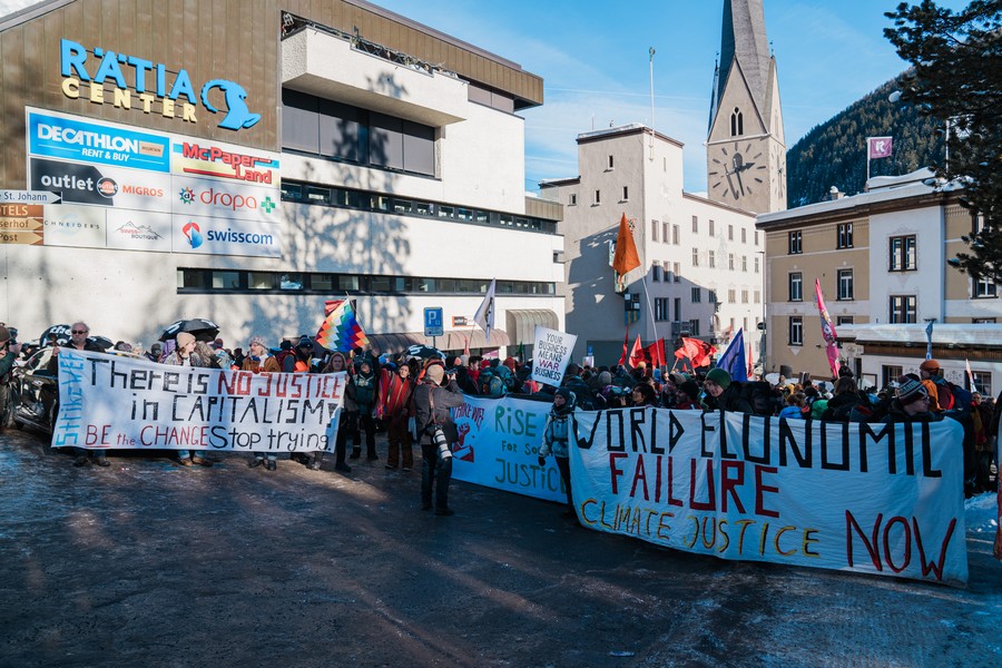 “Smash WEF - Take back control !” : la Jeunesse socialiste suisse et ses partenaires ont organisé un rassemblement contre le WEF à Davos