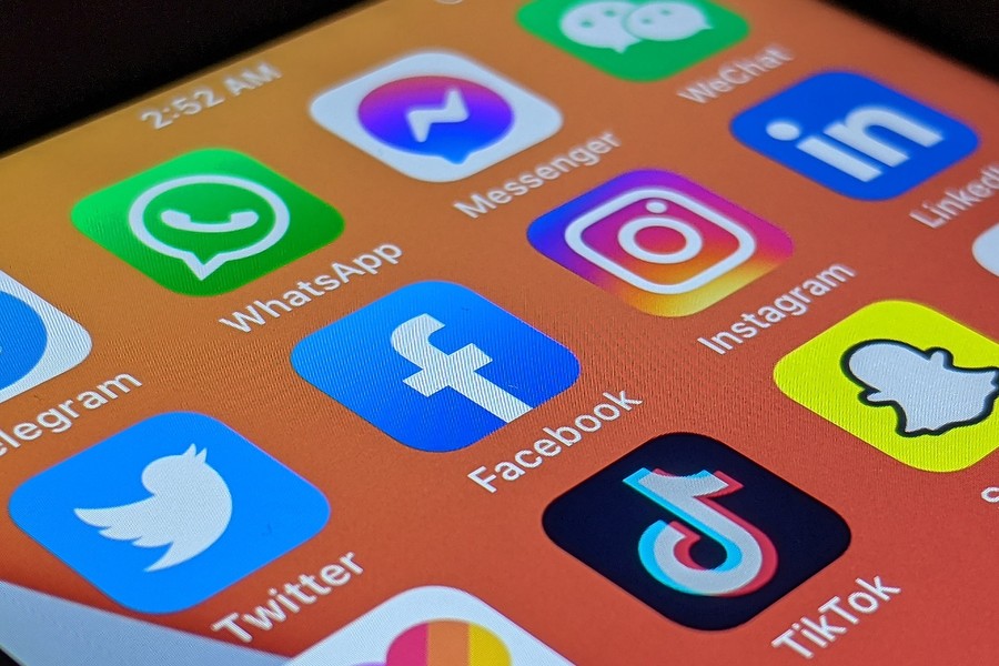 Non aux interdictions de réseaux sociaux : réguler les plateformes, pas les personnes !